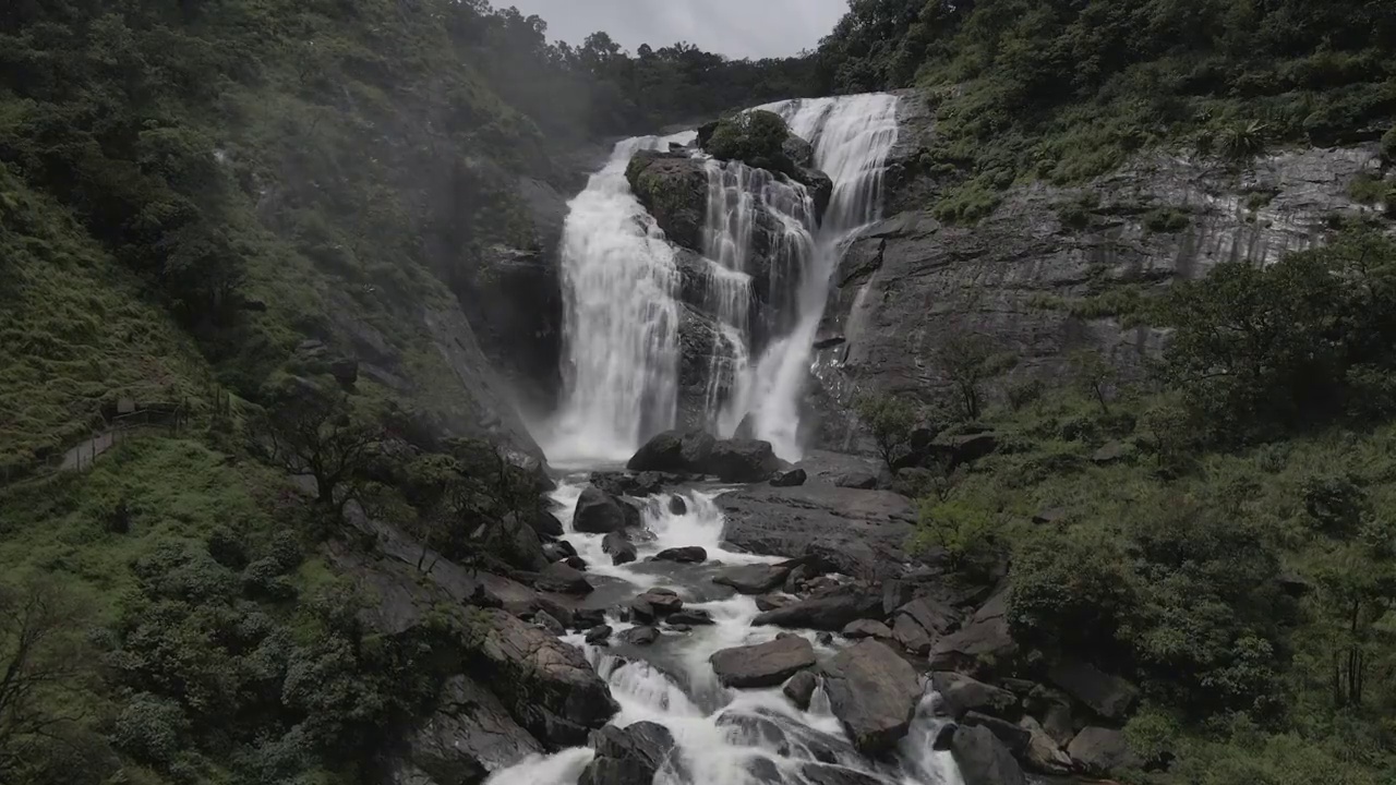 Mallalli瀑布鸟瞰图视频素材