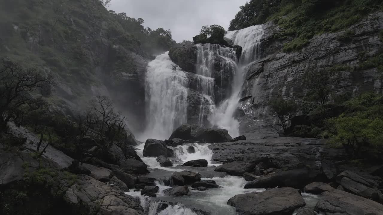 Mallalli瀑布鸟瞰图视频素材