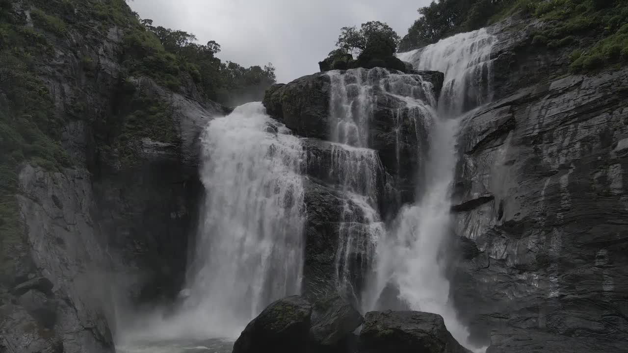 Mallalli瀑布鸟瞰图视频素材