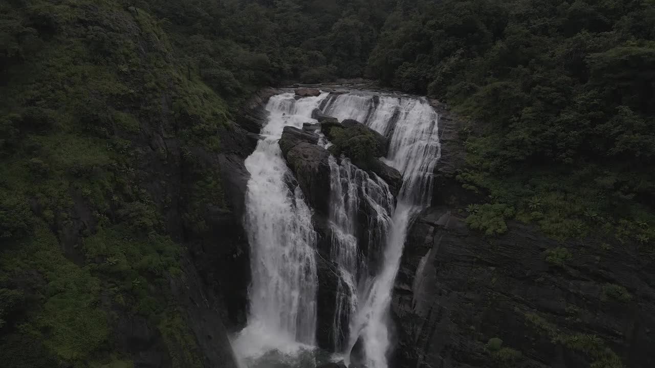 Mallalli瀑布鸟瞰图视频素材