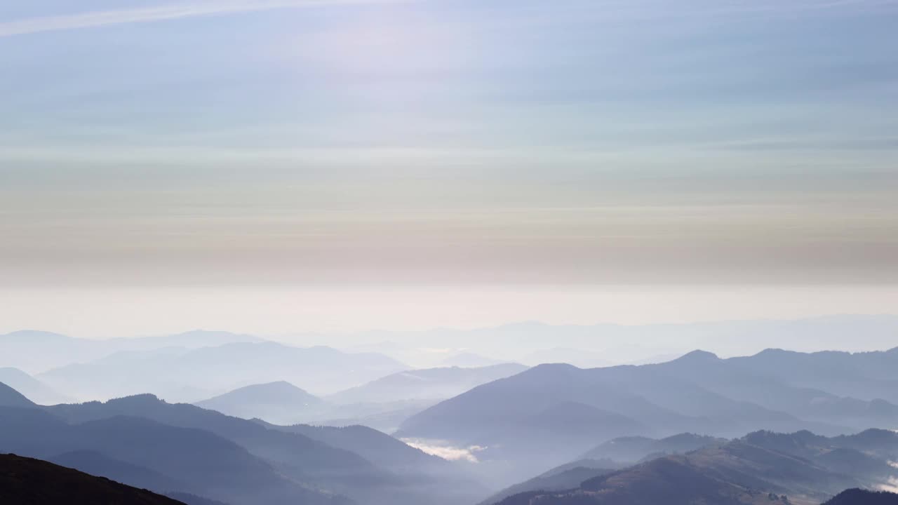 乌克兰的山地景观延时移动云视频素材