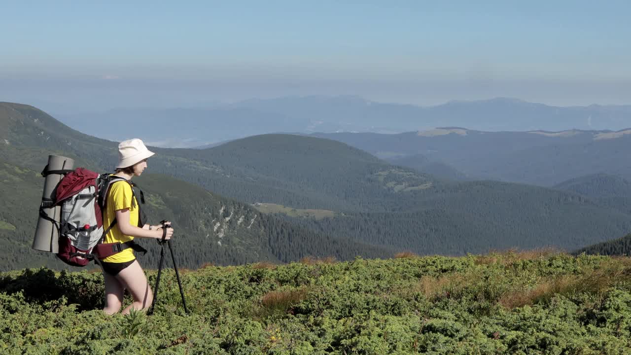 女游客在山顶行走。徒步旅行，享受生活风景自然景观。暑假旅行冒险。背包客徒步登山夏季远足视频素材