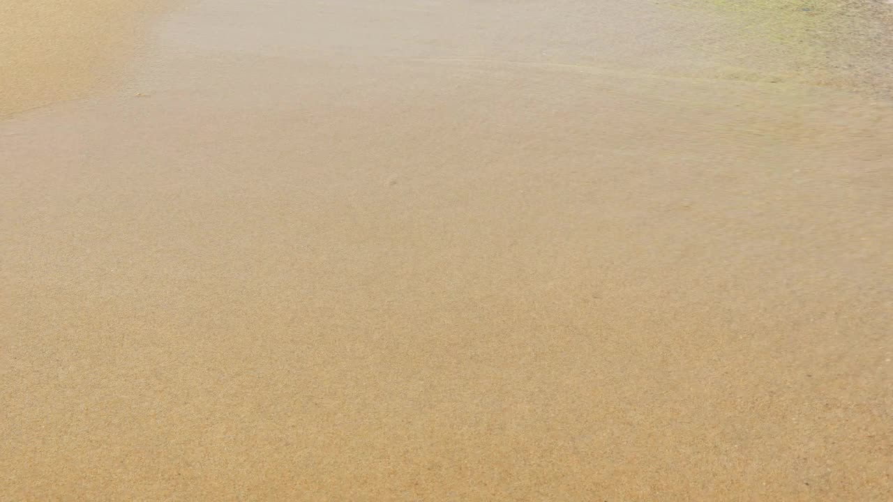 巨浪拍打着海岸。清水。海景。视频素材