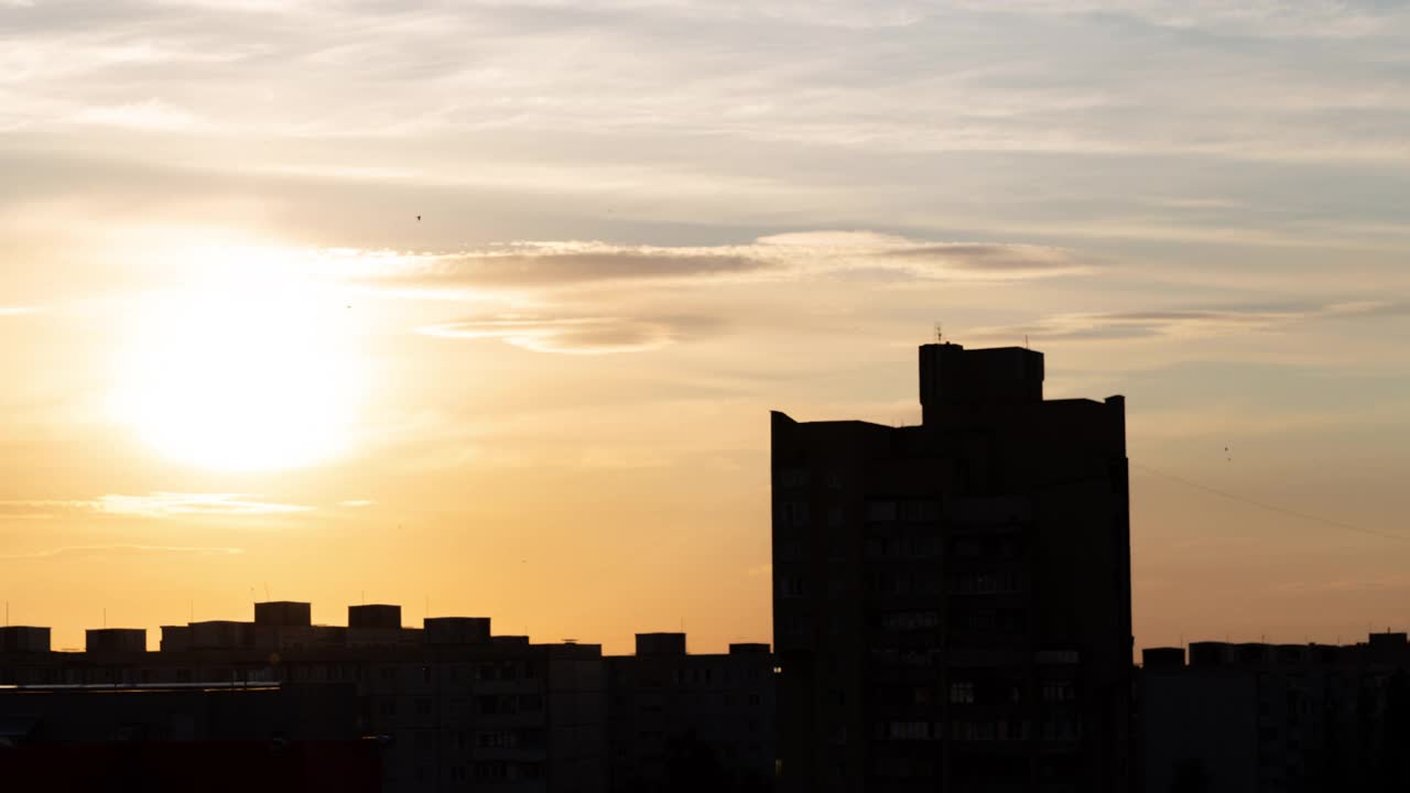 日落在城市上空，时光流逝。城市夜景。晚上建筑、城市景观。建筑剪影在夕阳下的天际线。视频素材