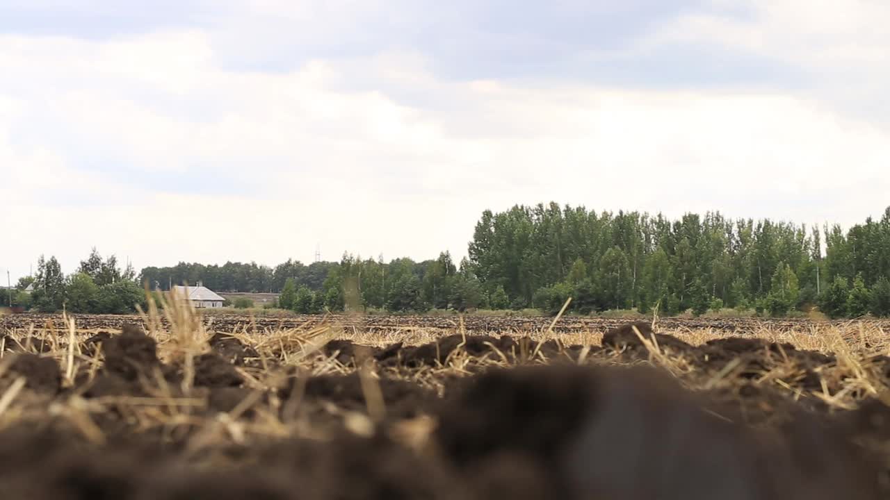 拖拉机犁地和耕作。风景优美的农用地和农场。农业。视频素材