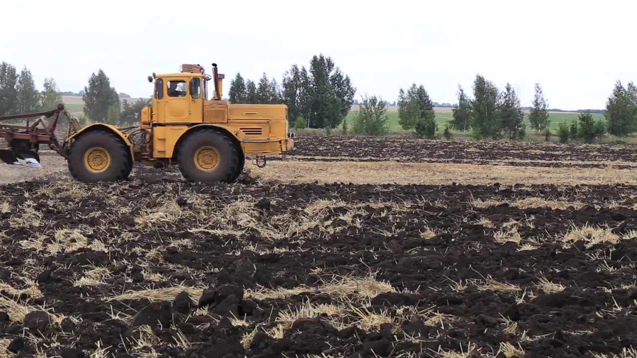 拖拉机犁地和耕作。风景优美的农用地和农场。农业。视频素材