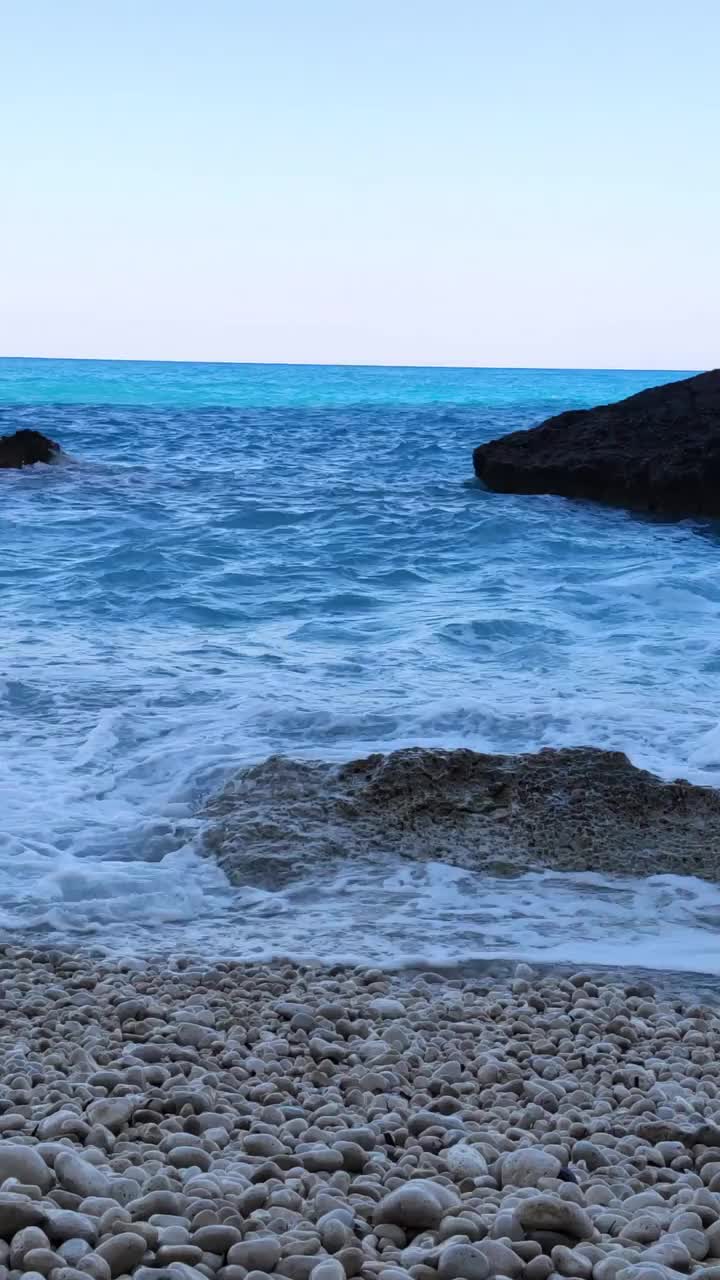 蓝色的大海和波浪，岩石海滩视频素材