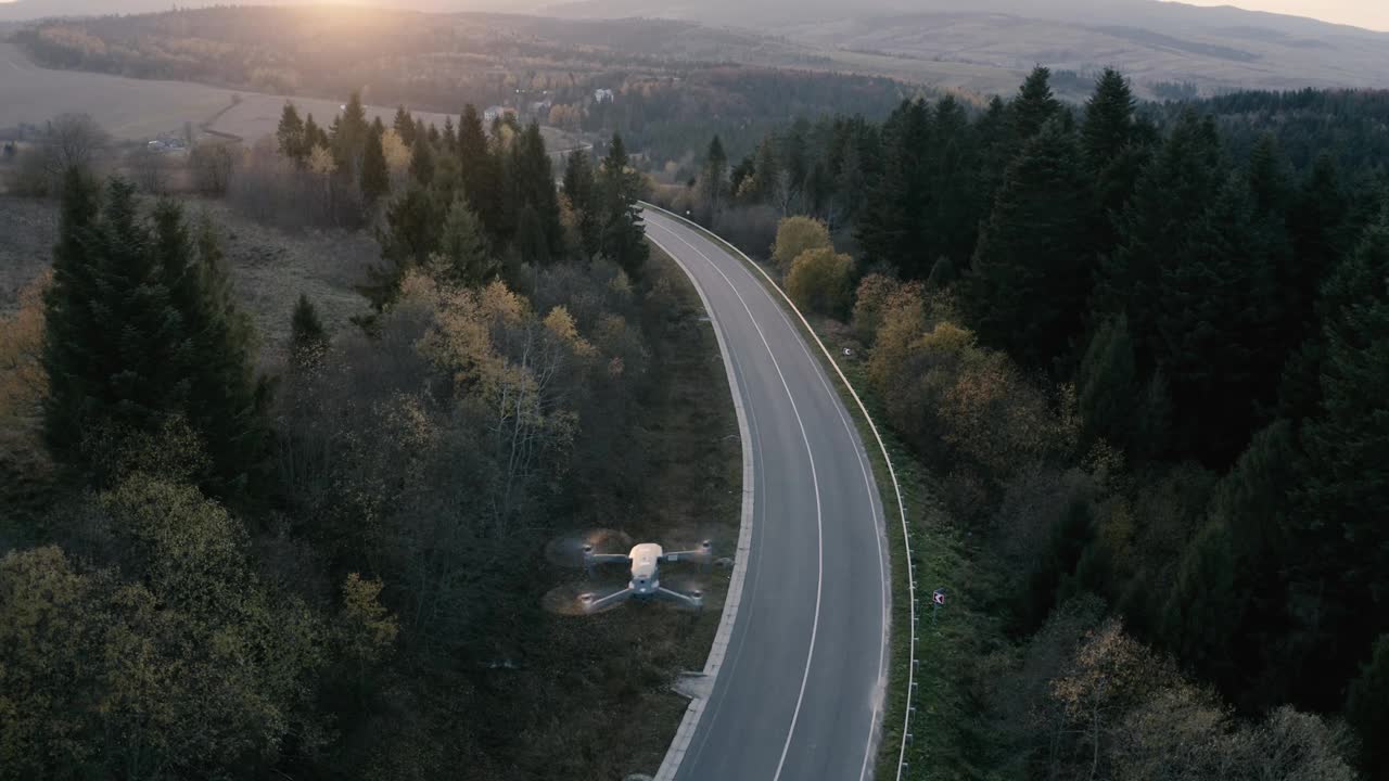 山上的傍晚。沥青质量的道路。视频素材