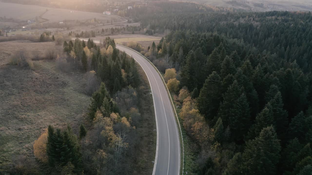 山上的傍晚。沥青质量的道路。视频素材