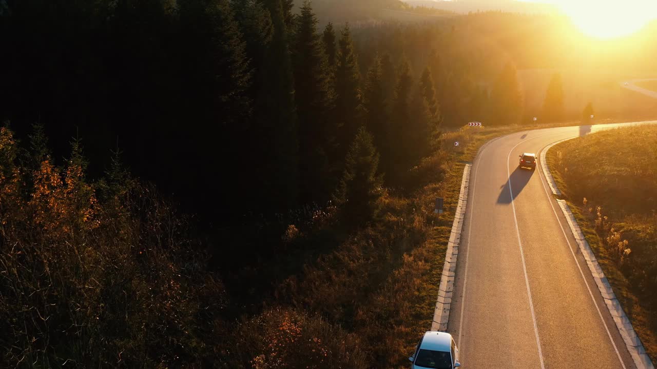 山上的柏油路在夕阳的背景上。视频素材