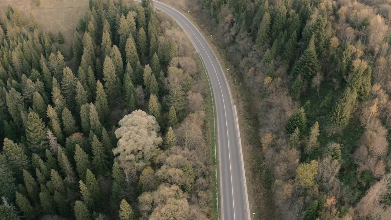 山上的傍晚。沥青质量的道路。视频素材