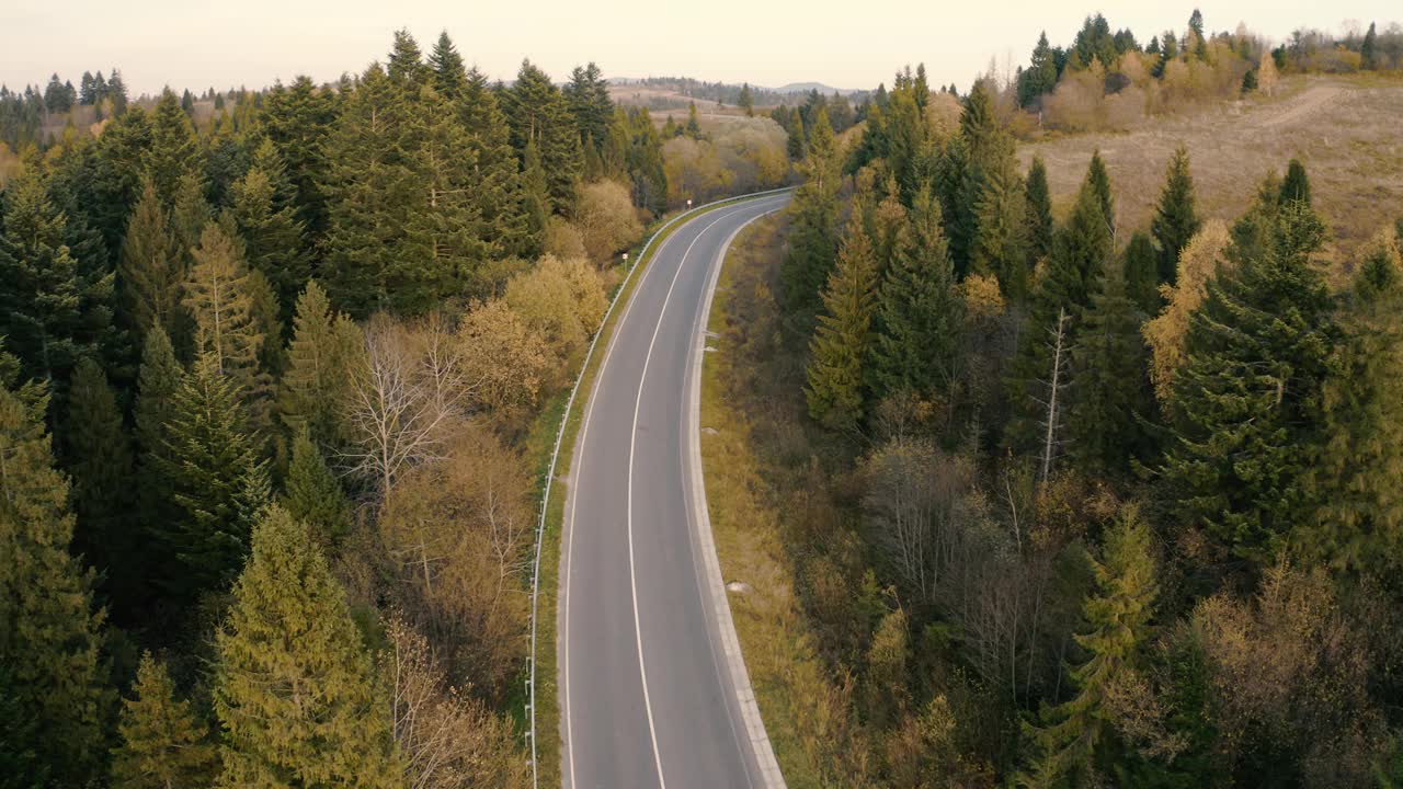 山上的傍晚。沥青质量的道路。视频素材