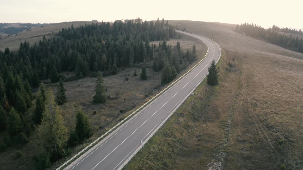 山上的傍晚。沥青质量的道路。视频素材