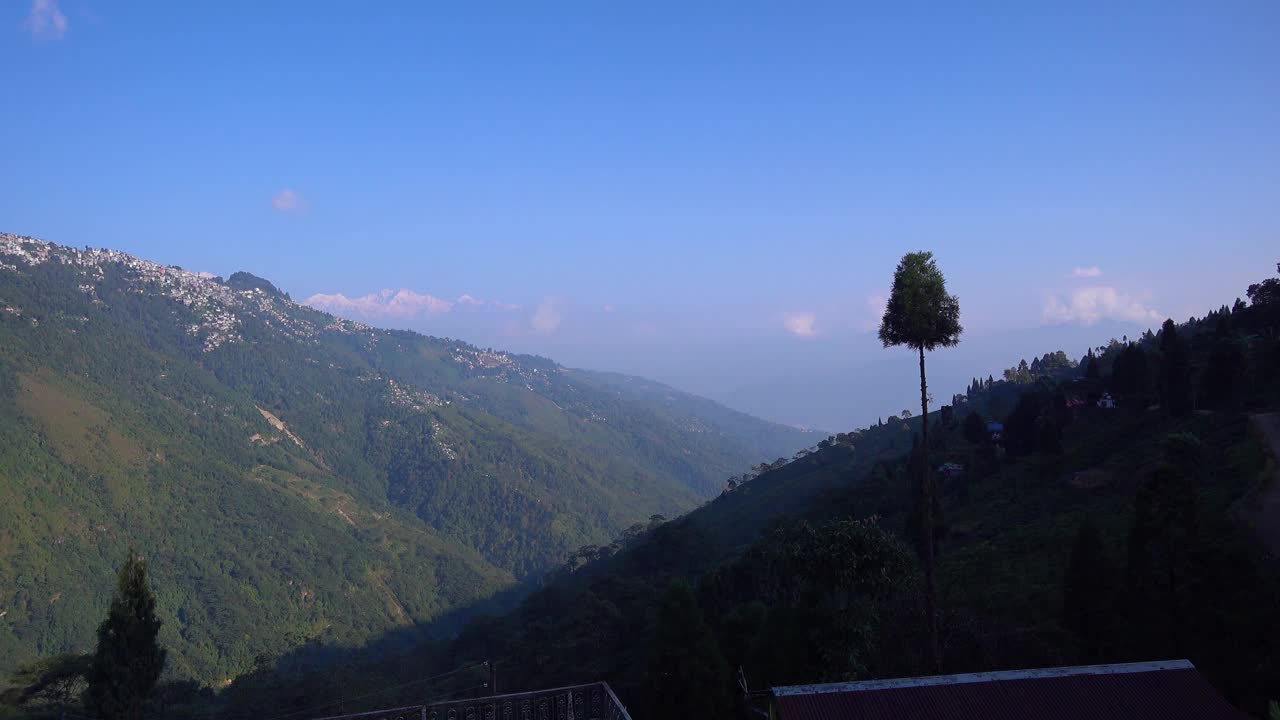 景观Rangaroon与干城章嘉山。Rangaroon村是西孟加拉邦大吉岭附近一个不寻常的地方。视频素材