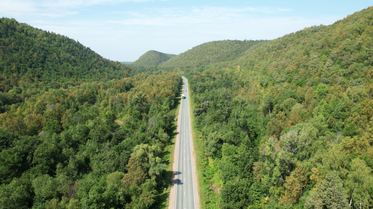 高速公路的鸟瞰图。视频素材