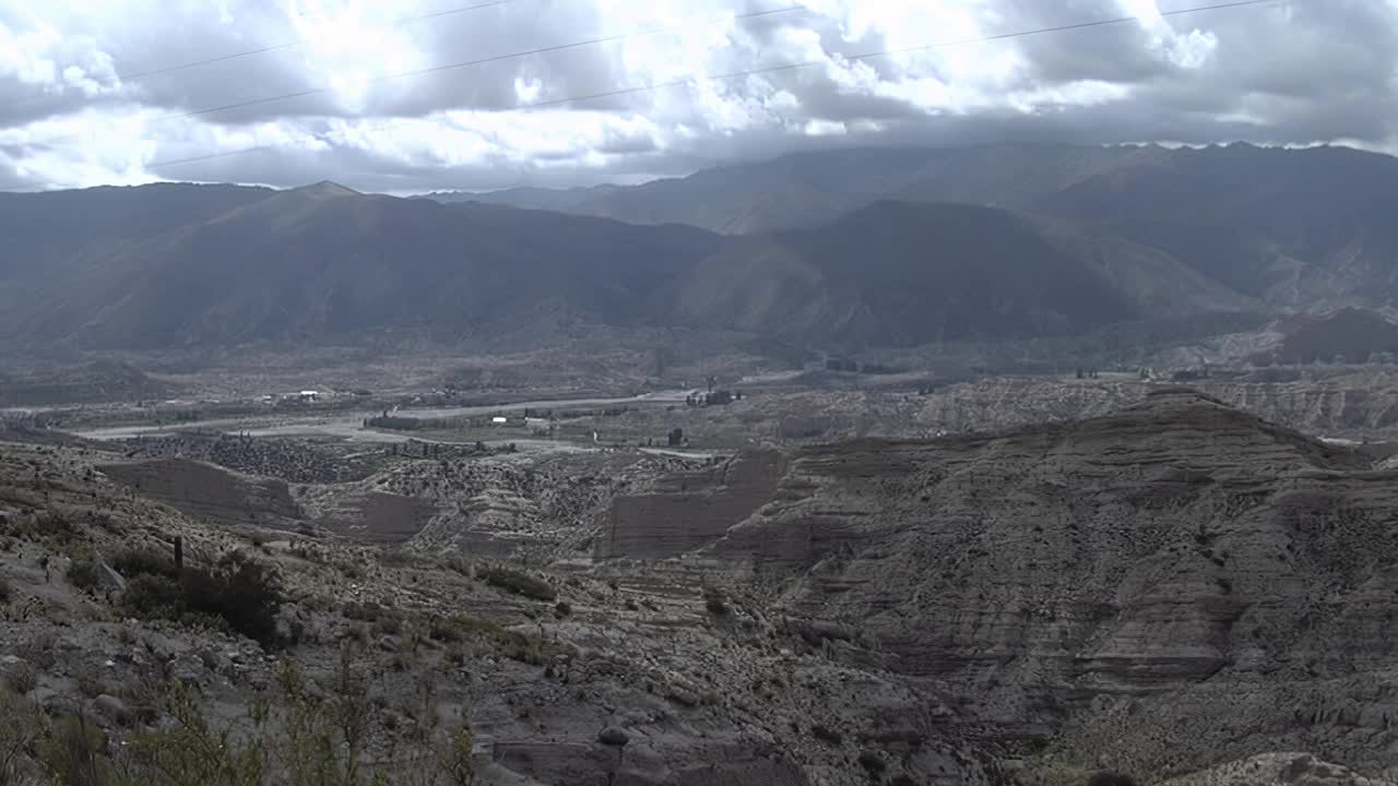 安第斯山脉附近的落基山脉，在Las Cuevas, Catamarca省，阿根廷，南美洲。视频素材