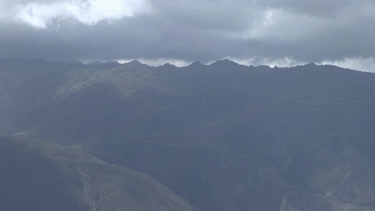 安第斯山脉附近的落基山脉，在Las Cuevas, Catamarca省，阿根廷，南美洲。视频素材