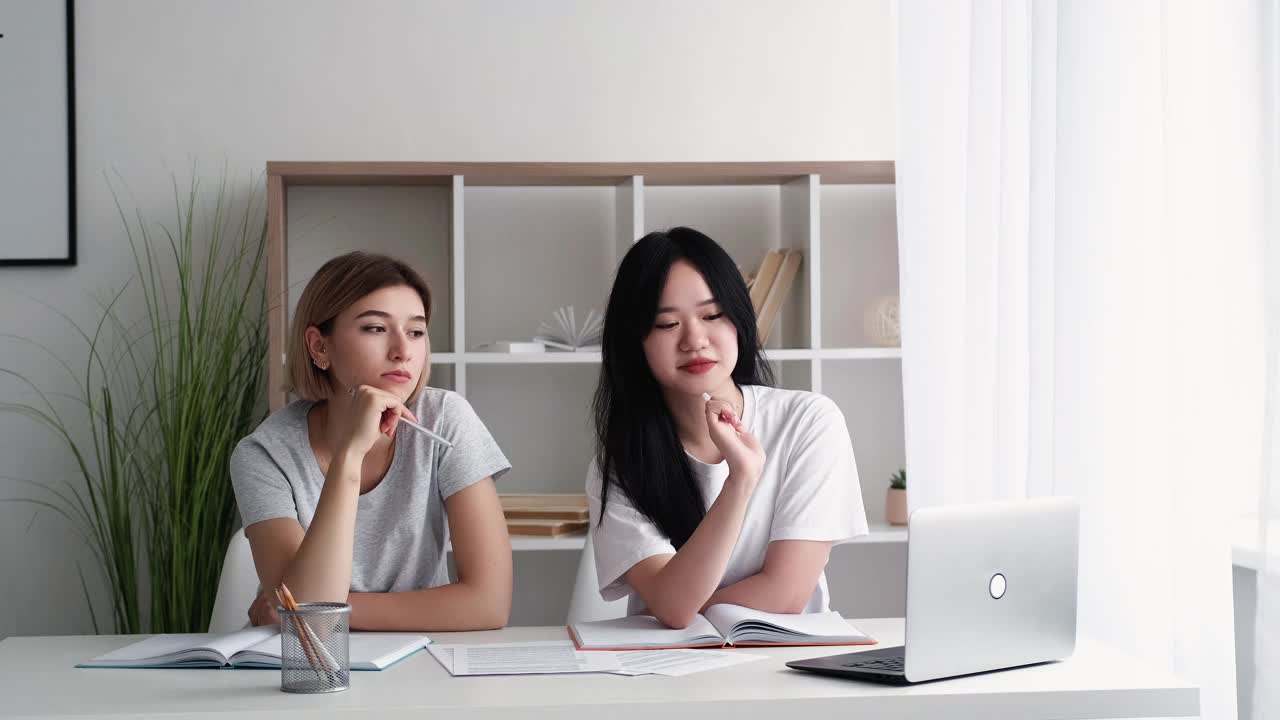 朋友教育同学友谊学习女生视频素材