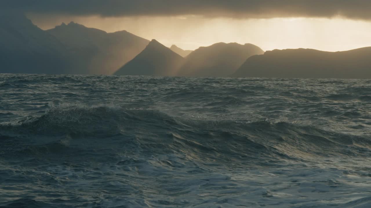 从小船上看汹涌的大海，开放的海洋的波浪视频素材