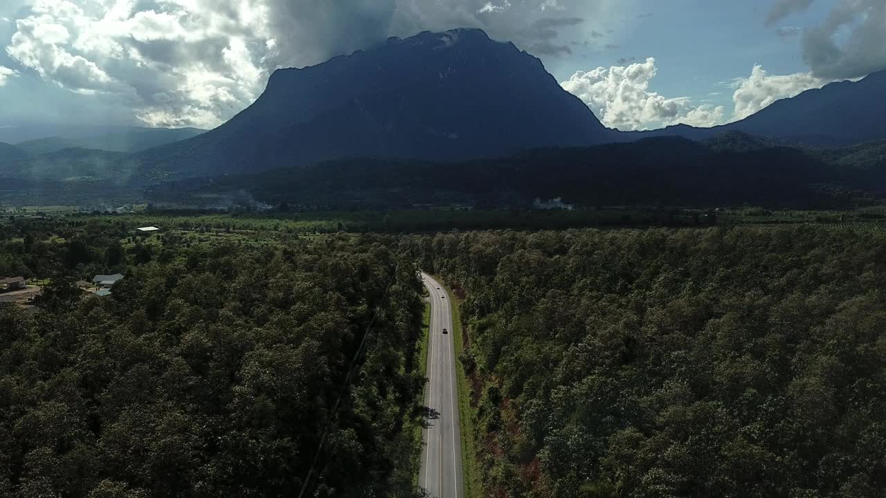 这是泰国清迈省通往土銮清道山的漫长道路的鸟瞰图。视频素材