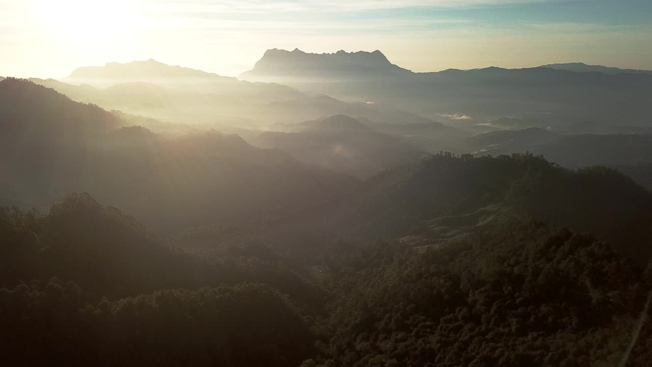 黎明时分，泰国清迈省的土銮清道山的壮丽景色。视频素材