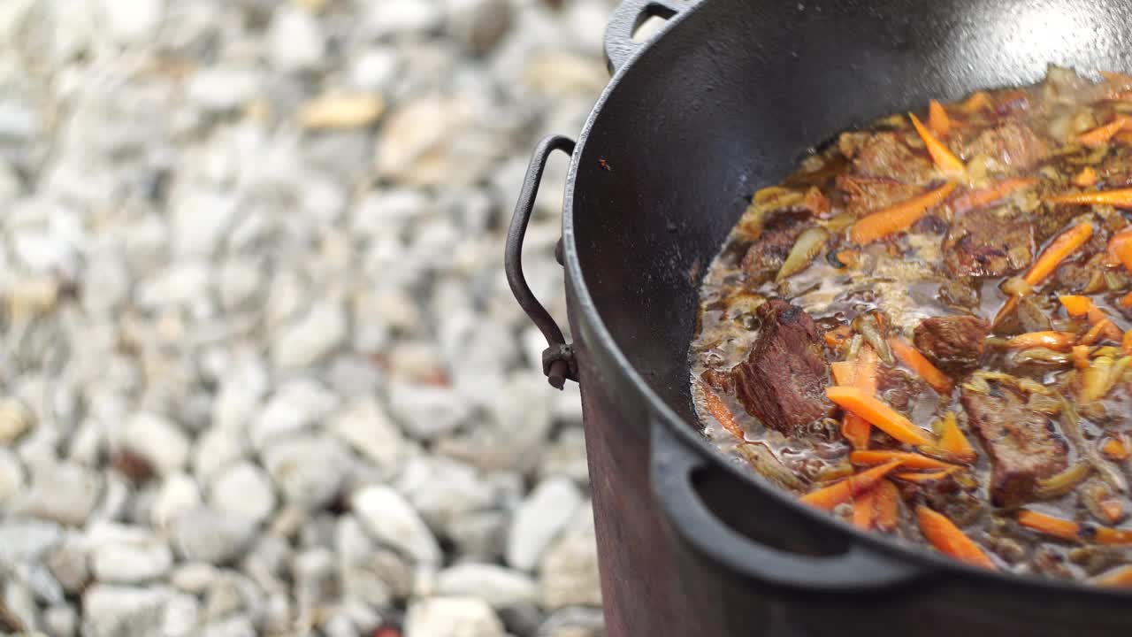 乌兹别克肉饭正用肥油在大锅里炖视频素材