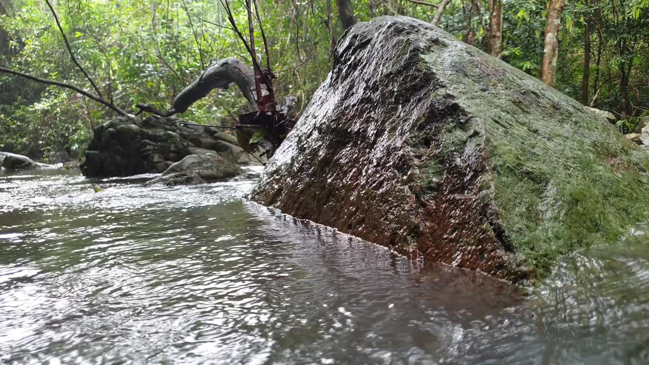 热带雨林中的瀑布。视频素材