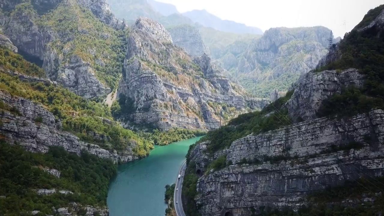 内列特瓦峡谷的壮丽景色，一条高速公路沿着内列特瓦河，波斯尼亚视频素材