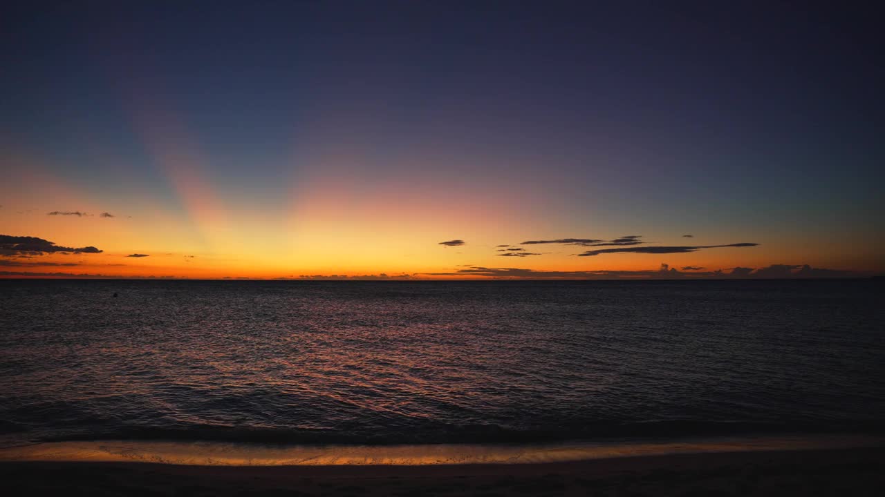 令人惊叹的海上日落。视频素材