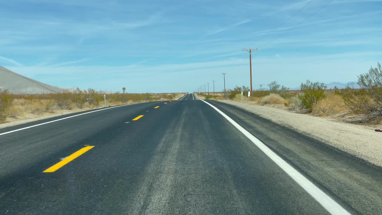 空旷的沙漠道路，加利福尼亚，美国视频素材