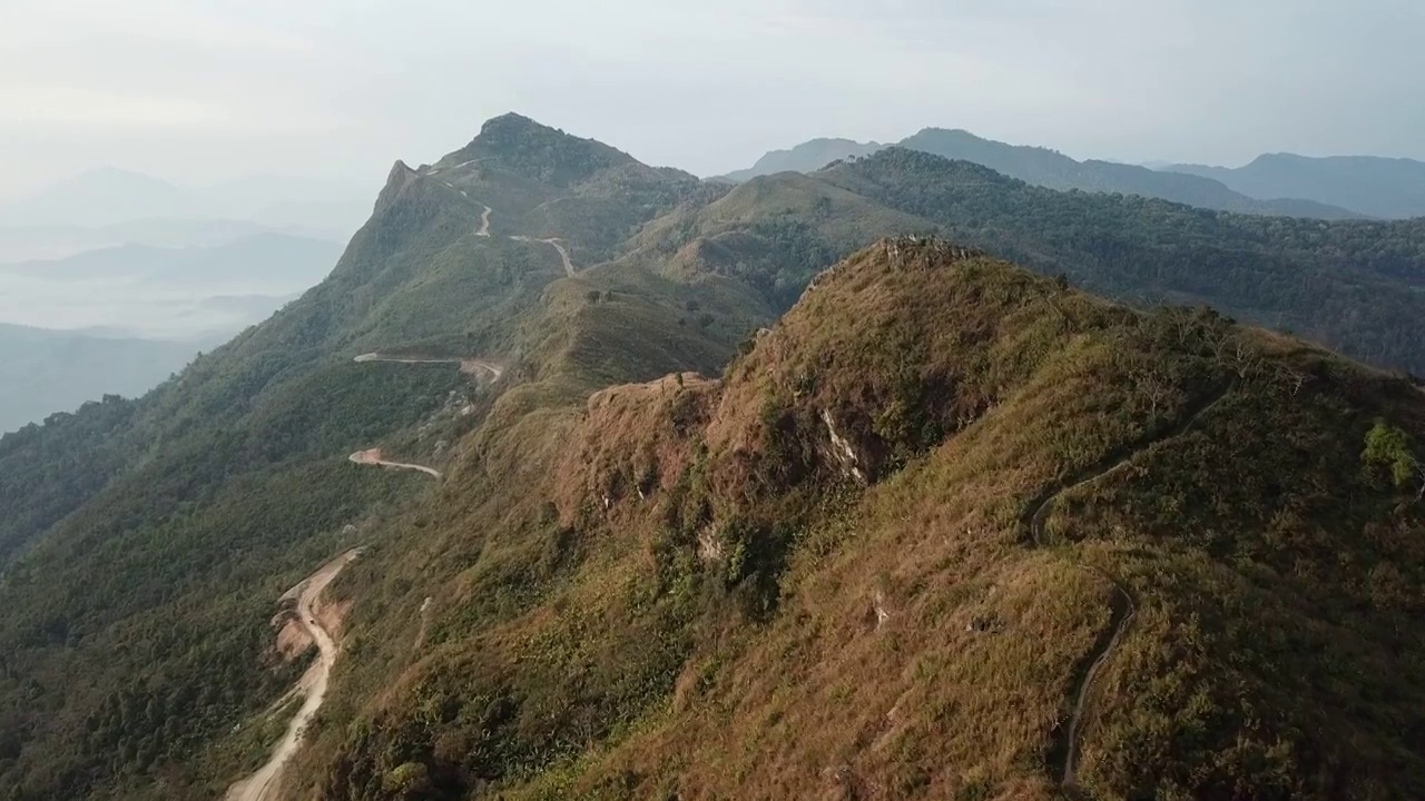 空中镜头Doi Pha Tang是泰国和老挝边界上的一个高悬崖顶上的观景台，位于泰国清莱省的Wiang Kaen地区。视频素材