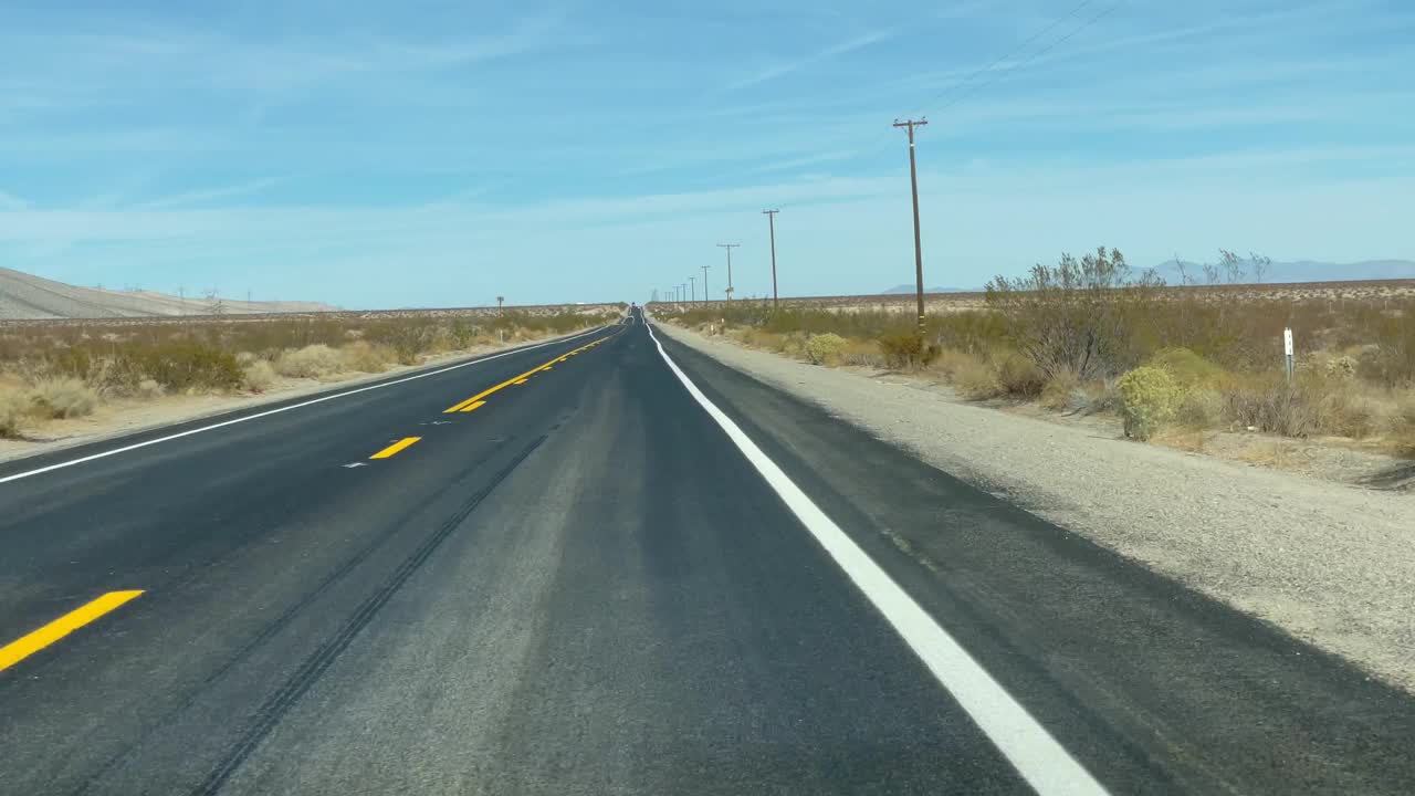 空旷的沙漠道路，加利福尼亚，美国视频素材