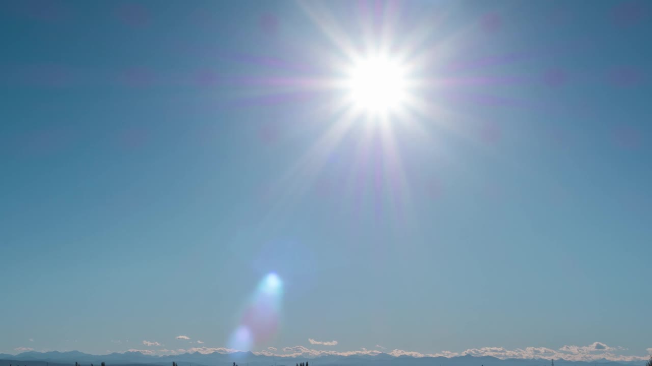 高高的蓝天，白色的美丽的天空，在明净的阳光明媚的夏日里，缕缕阳光，阳光镜头闪耀着美丽的光芒。海星4 k决议。天空阳光照射在广阔的自然背景中视频素材