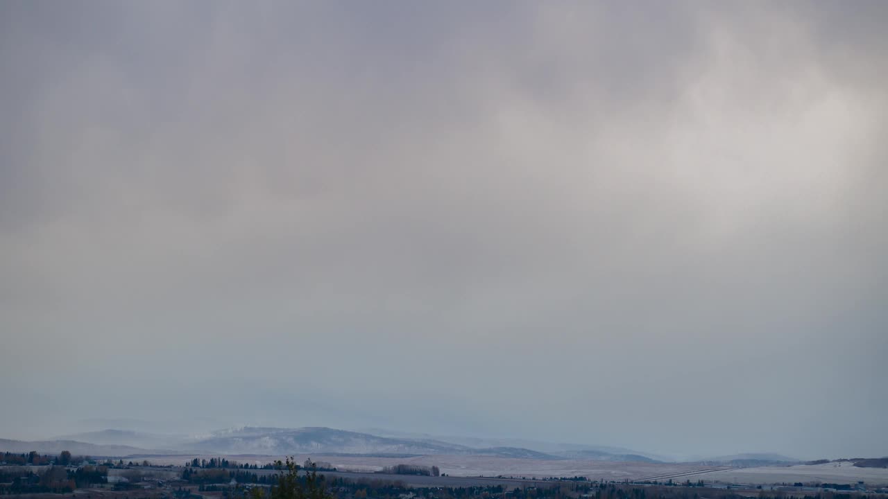 下雪的天空。可天气大气冬季冷空气，大风吹云游雪山。落基山顶上的白雪。北美的鸟瞰图。全景加拿大4 k视频素材