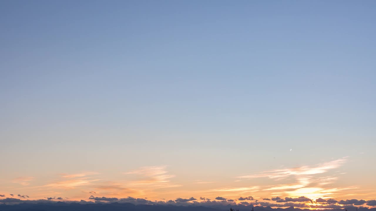 清晨日出彩，黄昏天空彩。柔和的蓝天和温暖的橙色阳光在空气中。自然光线的抽象颜色。日落或日落的全景。美丽的强光在空气中。视频素材