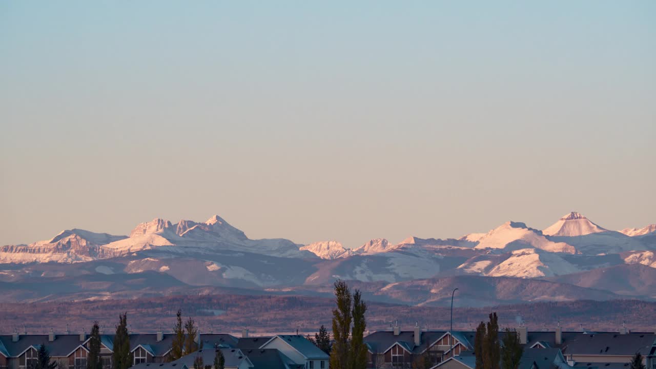 股票视频
全景鸟瞰蓝天，落基山在冬季雪季的梦幻命运。雪覆盖在山顶上。柔和的颜色，灰色大气。天气寒冷的空气。日出的光反射视频素材