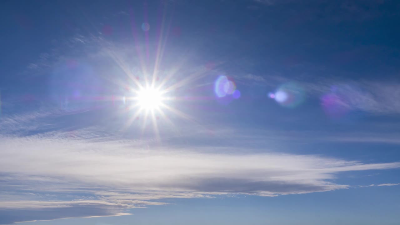 高高的蓝天，白色的美丽的天空，在明净的阳光明媚的夏日里，缕缕阳光，阳光镜头闪耀着美丽的光芒。海星4 k决议。天空阳光照射在广阔的自然背景中视频素材