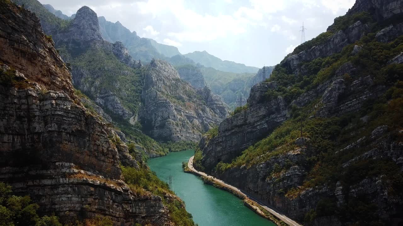 内雷特瓦峡谷的壮丽景色，一条高速公路沿着内雷特瓦河而行视频素材