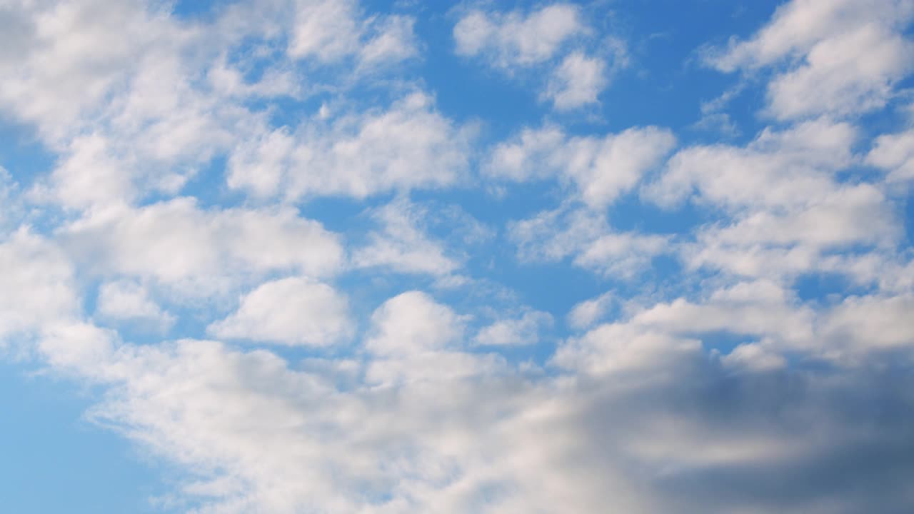 自然，天气，蓝天。白云以蓝天为背景。热带夏日阳光明媚，阳光灿烂视频素材