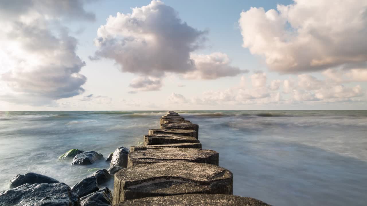 海浪围绕木码头，云，和蓝天视频素材