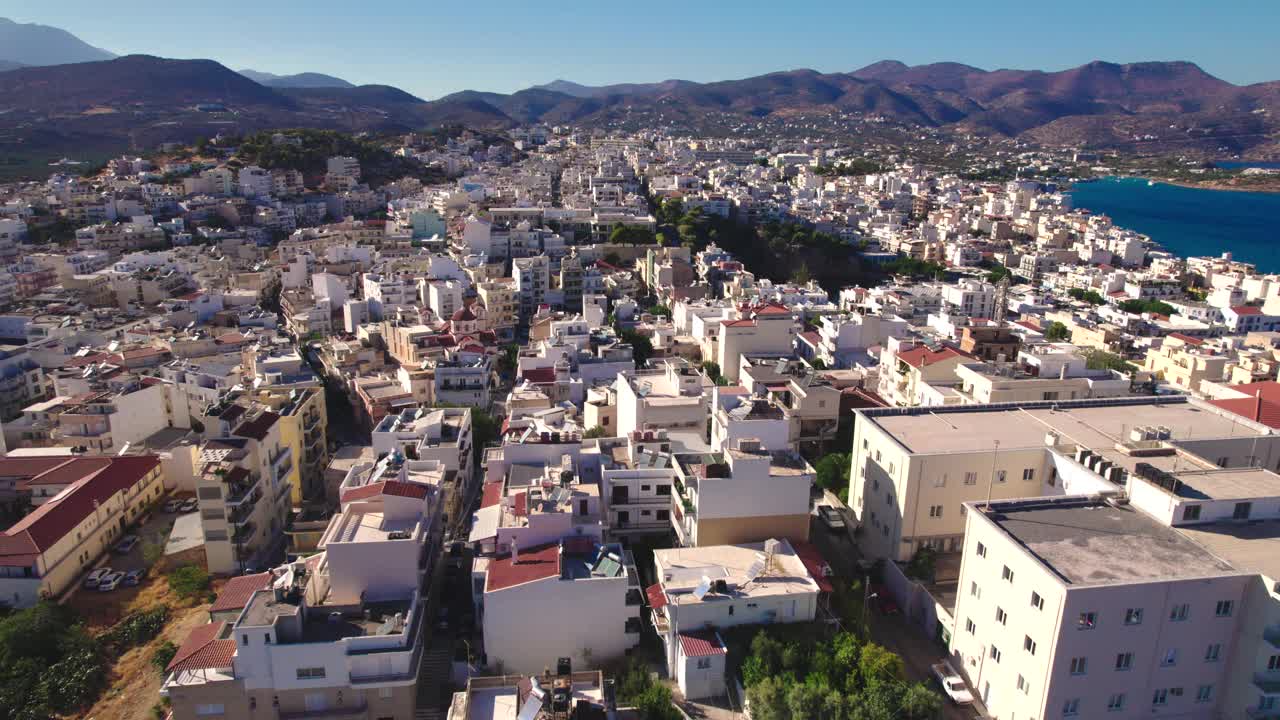 鸟瞰希腊城市Agios Nikolaos。一个美丽的欧洲地中海城市视频素材