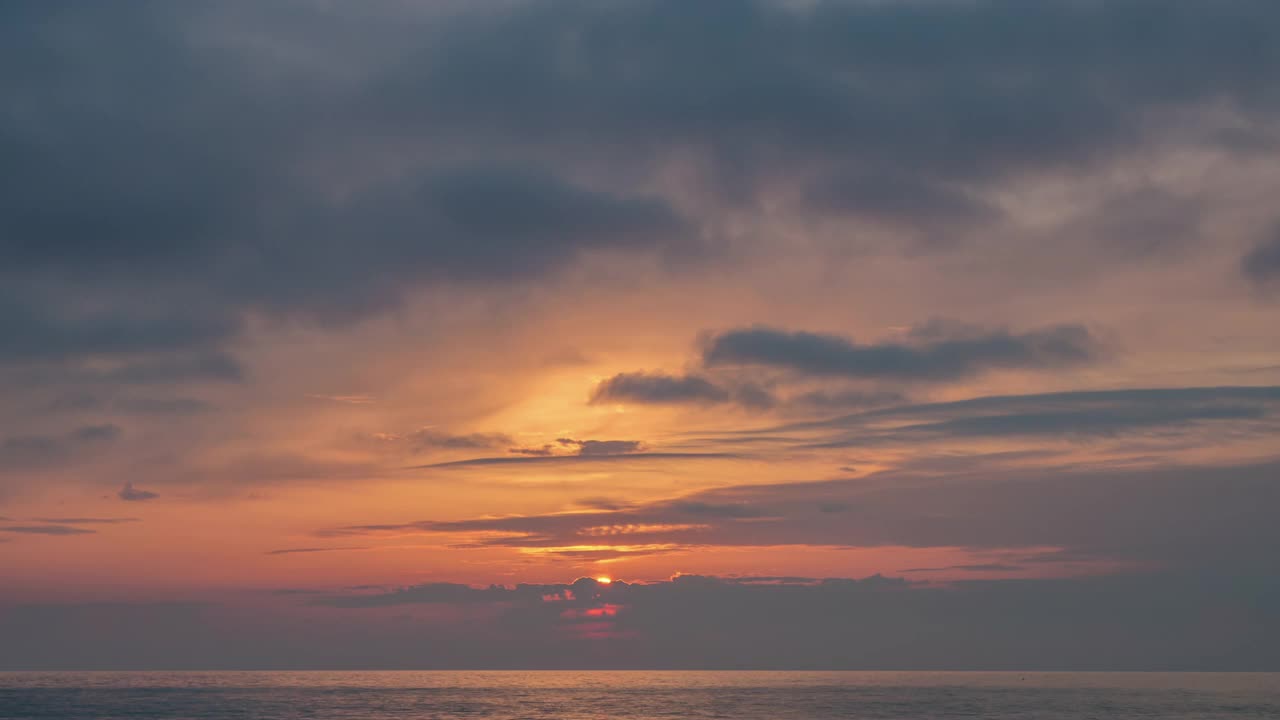 日落的太阳和海上的云的观点。视频素材