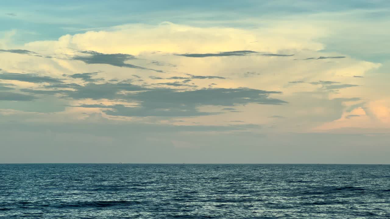 海的波浪，岛的海滩，蓝色的天空和沙子，泰国视频素材