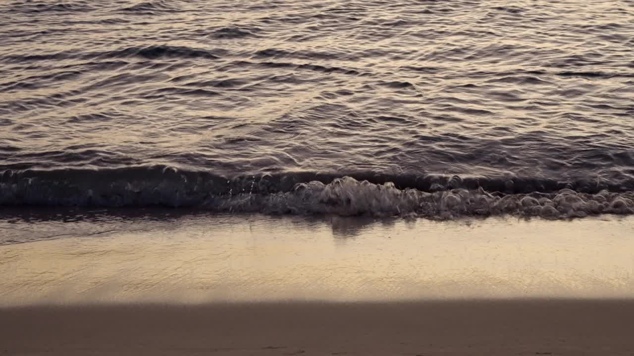 海滩上海浪的特写镜头。视频素材