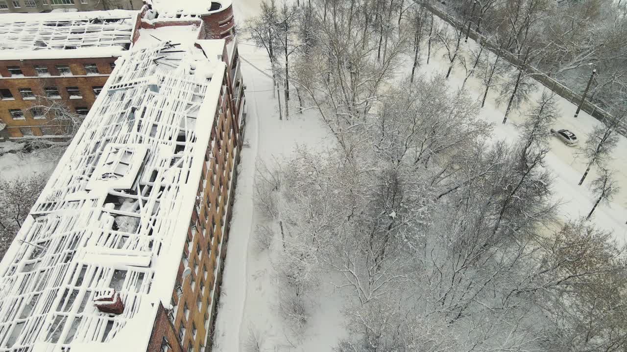 一场暴风雪过后，汽车沿着覆盖着积雪的城市道路行驶。视频素材