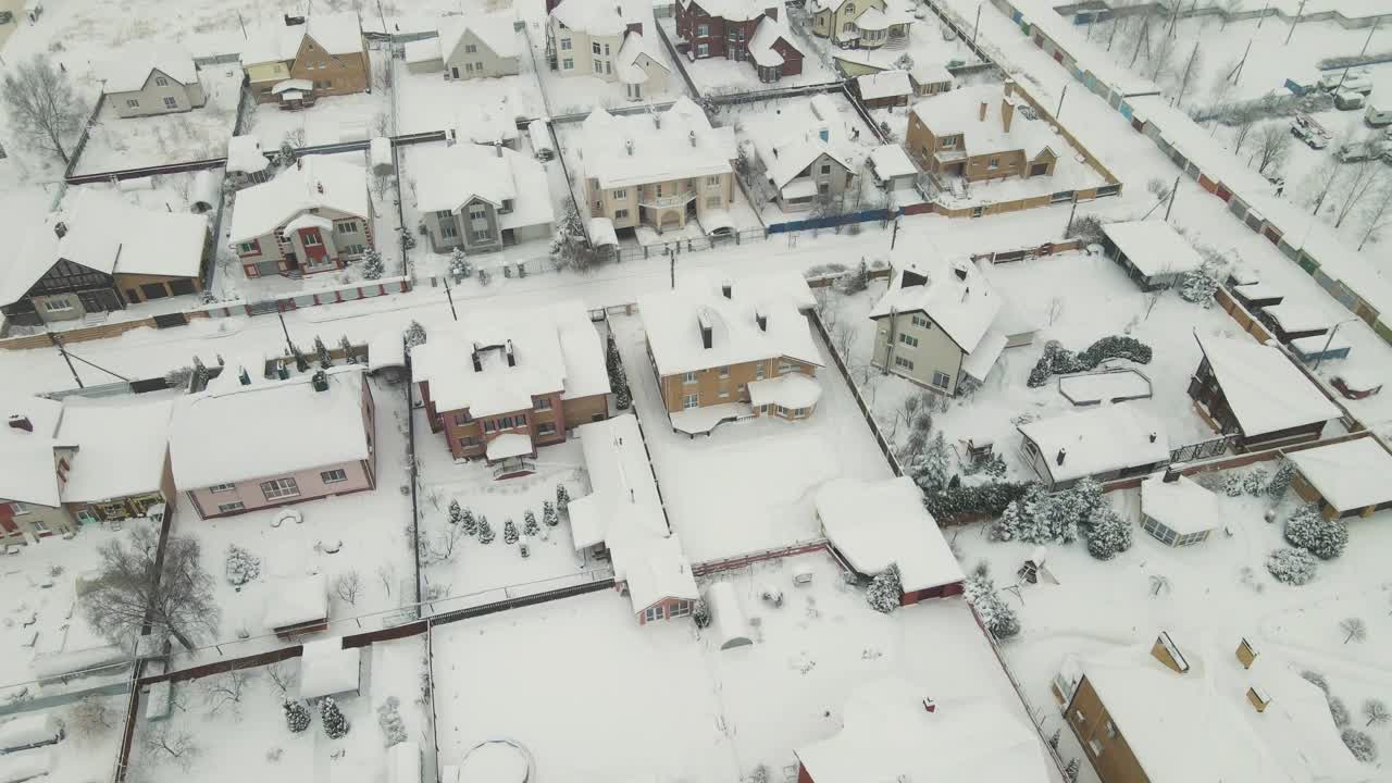 一场暴风雪过后，被雪覆盖的郊区的乡村公寓大楼。视频素材