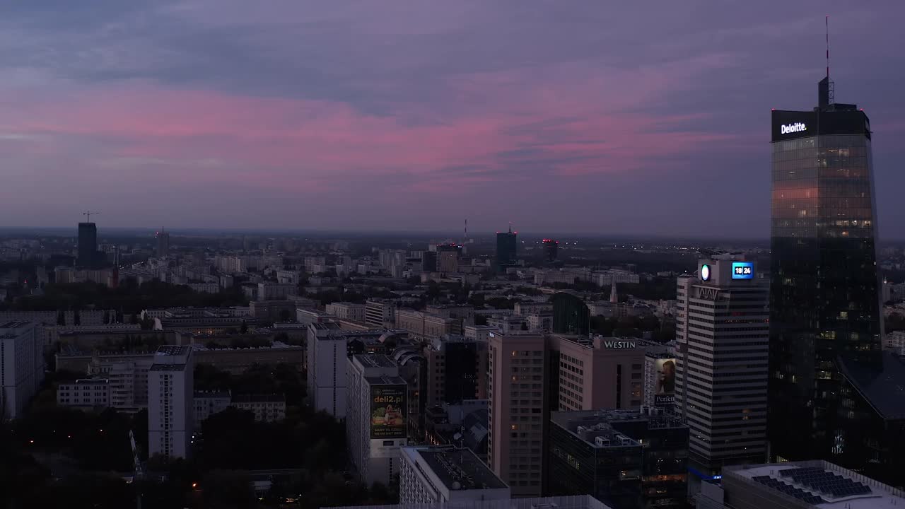 日落后，向前飞在城市上空。不同的城市发展。昏暗的夜景。波兰华沙视频素材