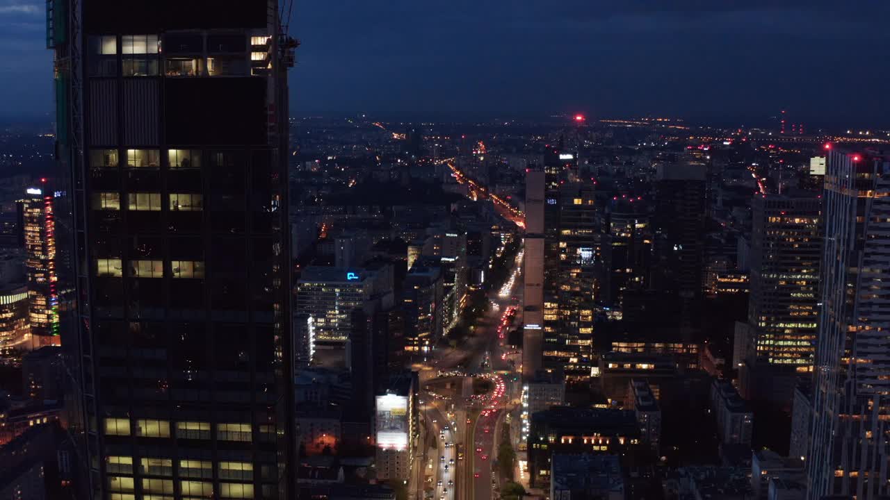 倾斜下来射击在宽多车道街道的繁忙交通。市区夜间鸟瞰图。波兰华沙视频素材