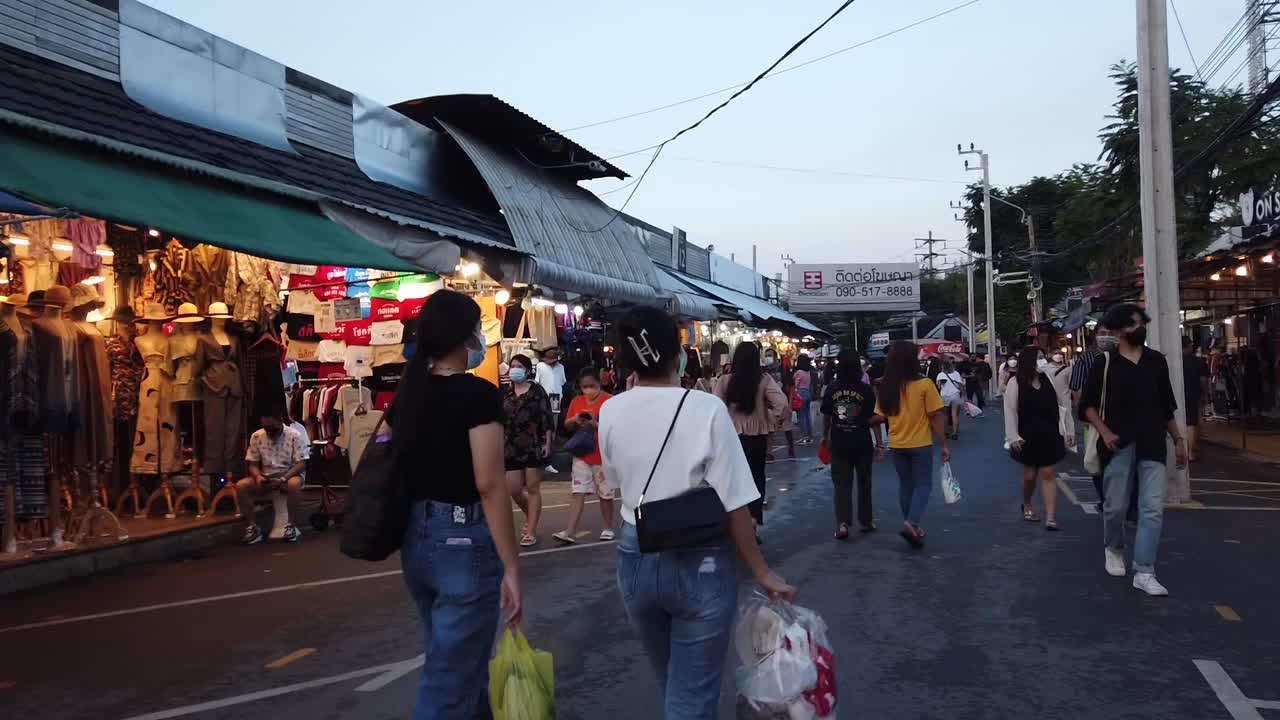 游客戴着口罩在乍都乍市场购物视频素材