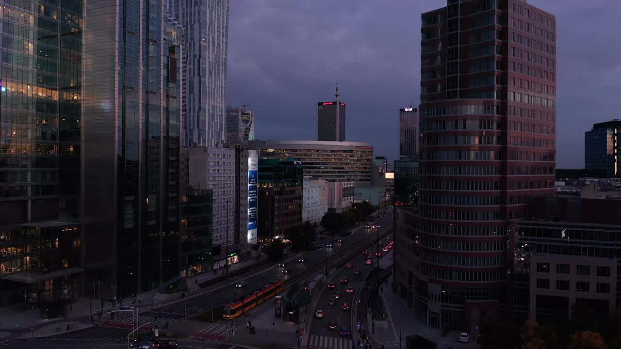 在晚高峰时段，市中心交通拥挤的着陆录像。繁忙的多车道街道和路口。波兰华沙视频素材